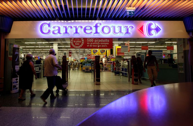 © Reuters. FILE PHOTO: Customers walk to enter in a Carrefour supermarket in Nice