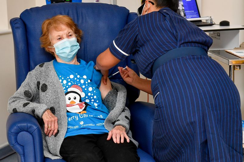 © Reuters. Margaret Keenan, 90, é primeira paciente a receber vacina da Pfizer/BioNtech contra Covid-19 no Reino Unido