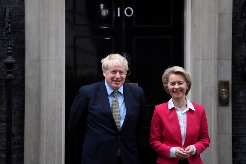© Reuters. Il primo ministro britannico Boris Johnson e la presidente della Commissione europea  Ursula von der Leyen