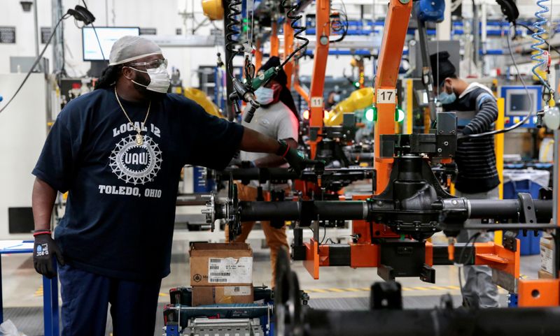 &copy; Reuters. FILE PHOTO: Dana Inc. assembly technicians wear face masks as they assemble axles for automakers, amid the coronavirus (COVID-19) outbreak, in Toledo