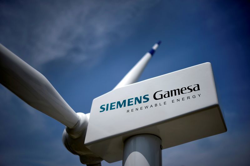 &copy; Reuters. FOTO DE ARCHIVO: Una imagen de una turbina eólica con el logotipo de Siemens Gamesa en Zamudio