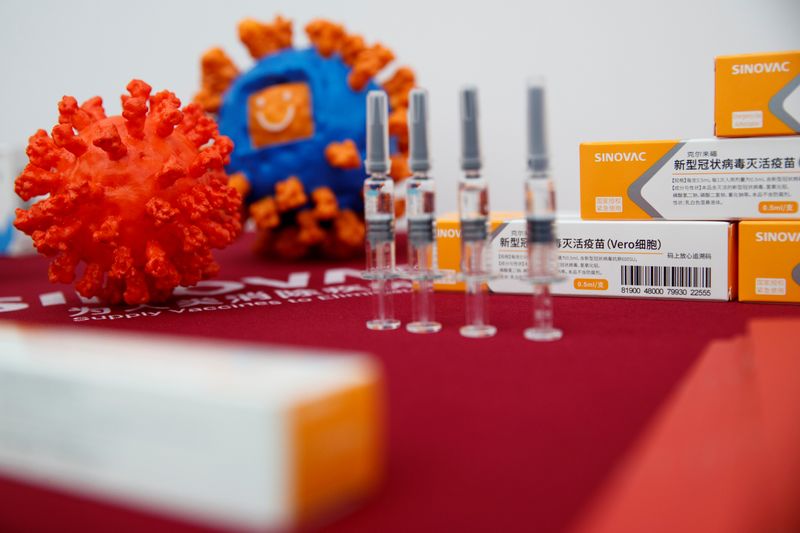 &copy; Reuters. Caixas da potencial vacina contra Covid-19 Coronavac em fábrica da Sinovac em Pequim