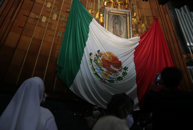 &copy; Reuters. Freiras e fiéis com máscaras de proteção tiram fotos de imagem da Virgem de Guadalupe, na Basílica de Guadalupe, na Cidade do México
