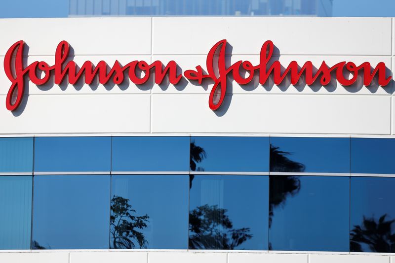 &copy; Reuters. FOTO DE ARCHIVO: El logotipo de Johnson &amp; Johnson en Irvine, estado de California