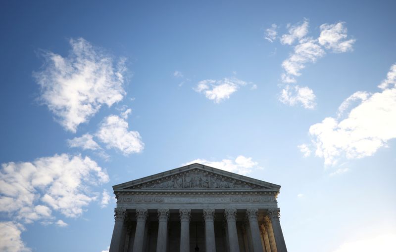 &copy; Reuters. FOTO DE ARCHIVO: Parte de la fachada de la Corte Suprema de Estados Unidos en Washington D. C.