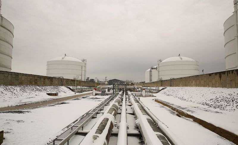 &copy; Reuters. FILE PHOTO: Snow covered transfer lines leading to storage tanks at the Dominion Cove Point Liquefied Natural Gas (LNG) terminal in Lusby, Maryland
