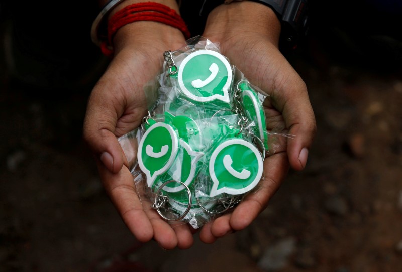 &copy; Reuters. Chaveiros com logotipo do Whatsapp