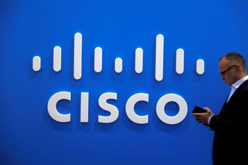 &copy; Reuters. Homem em frente ao logotipo da Cisco