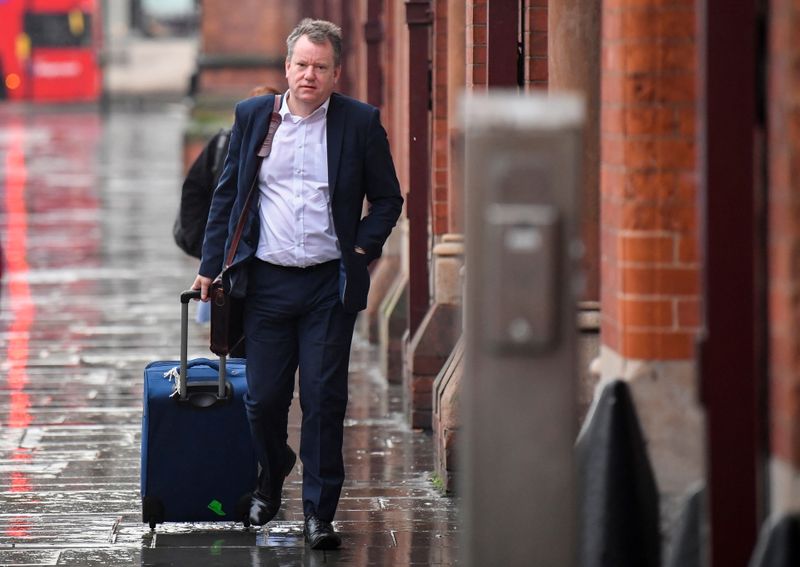 &copy; Reuters. FOTO DE ARCHIVO. El jefe negociador de Brexit de Gran Bretaña, David Frost, llega a la estación internacional de St Pancras en Londres, Gran Bretaña.