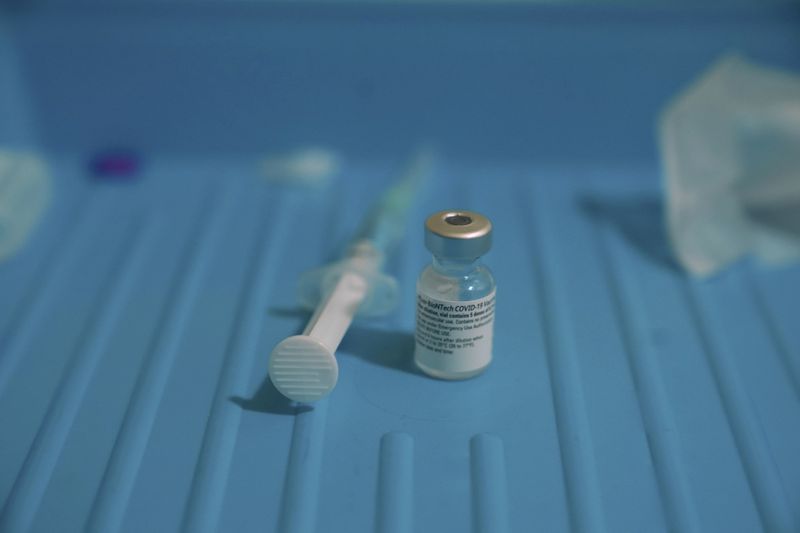 &copy; Reuters. Una jeringa junto a un vial de la vacuna de Pfizer/BioNTech contra el COVID-19 en la Royal Victoria Infirmary de Newcastle, Reino Unido.