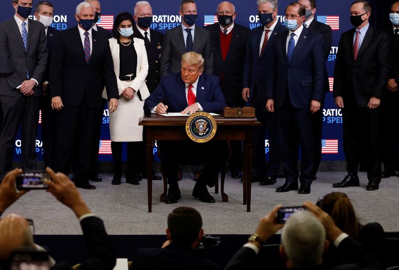 &copy; Reuters. U.S. President Donald Trump signs an executive order on vaccine distribution during an Operation Warp Speed Vaccine Summit at the White House in Washington