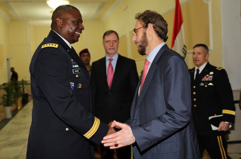 &copy; Reuters. FILE PHOTO: Iraq&apos;s acting defence minister al-Dulaimi greets CENTCOM Gen. Lloyd Austin during meeting in Baghdad