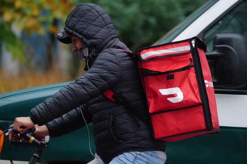 © Reuters. A delivery person for Doordash rides his bike in the rain during the coronavirus disease (COVID-19) pandemic in the Manhattan borough of New York City