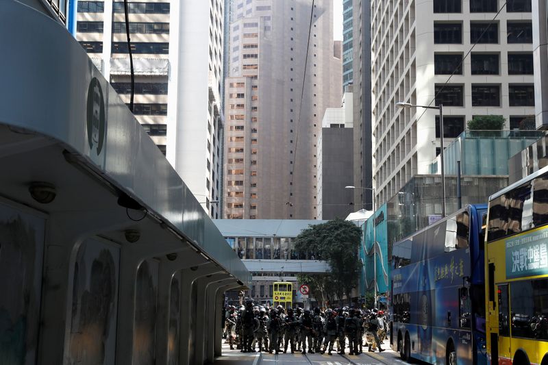 &copy; Reuters. 香港民主派巡る口座凍結、一部住民は預金の海外移転加速＝銀行筋