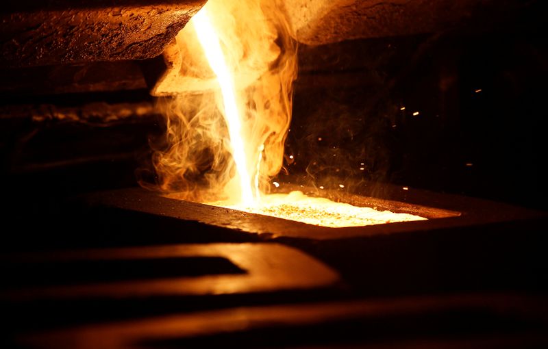 &copy; Reuters. FILE PHOTO: Liquid gold is poured to form gold dore bars at Newmont Mining&apos;s Carlin gold mine operation near Elko