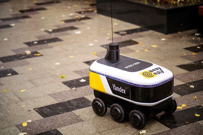 &copy; Reuters. Yandex robots start to deliver restaurant meals in central Moscow