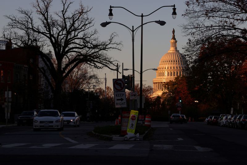 &copy; Reuters. FILE PHOTO: The sunrise lights the dome of the U.S. Capitol in Washington