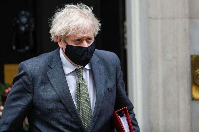 &copy; Reuters. El primer ministro británico Boris Johnson, a su salida de Downing Street en Londres, Reino Unido, el 9 de diciembre de 2020