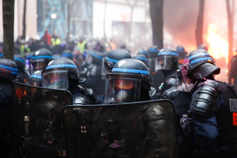 &copy; Reuters. Policiais durante protesto contra lei que, segundo críticos, criminaliza a divulgação dos rostos de policiais e infringe a liberdade de imprensa