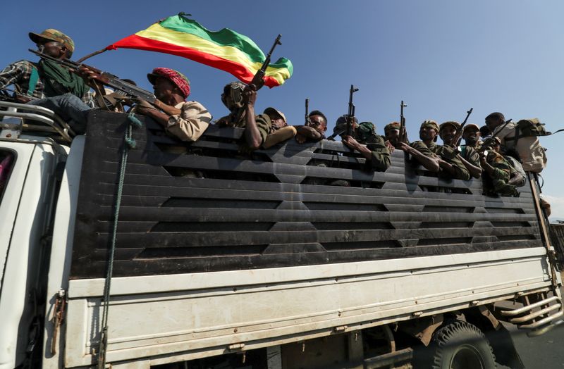 &copy; Reuters. FILE PHOTO: Members of Amhara region militias ride on their truck as they head to face the Tigray People&apos;s Liberation Front in Sanja