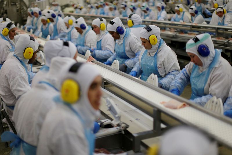 &copy; Reuters. Trabalhadores de frigorífico da brasileira JBS no município de Lapa