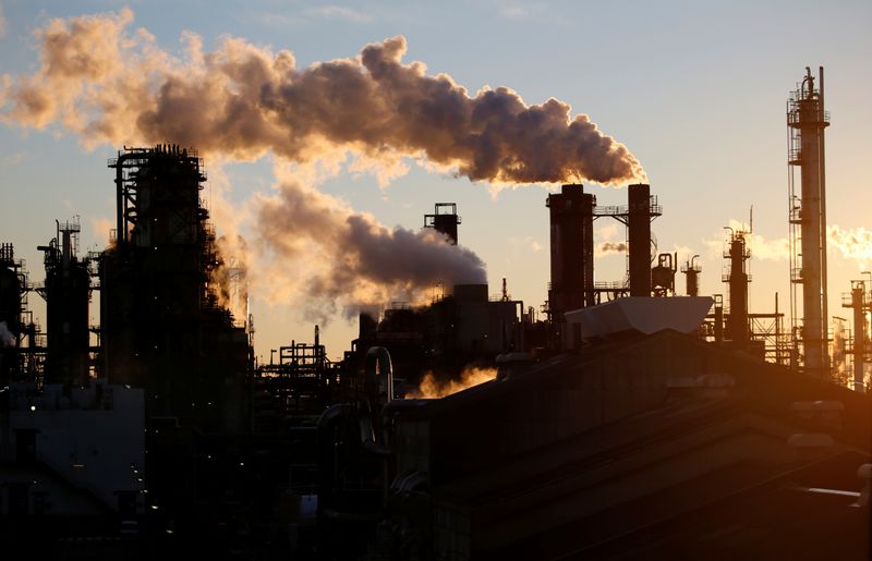 &copy; Reuters. Fumaça sai de chaminés de fábrica em área industrial em Kawasaki, no Japão