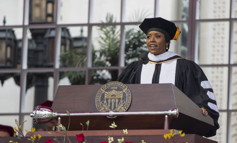 © Reuters. Hobson, Chairman of the Board of Directors of Dreamworks Animation, speaks during USC's Commencement Ceremony at University of Southern California in Los Angeles