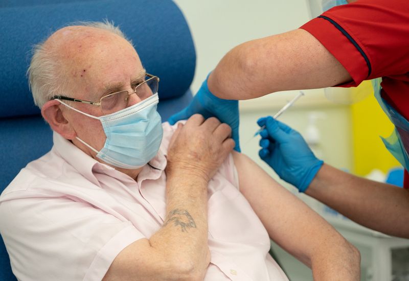 © Reuters. George Dyer, 90, receives the first Pfizer/BioNTech COVID-19 vaccine at Croydon's University Hospital in London