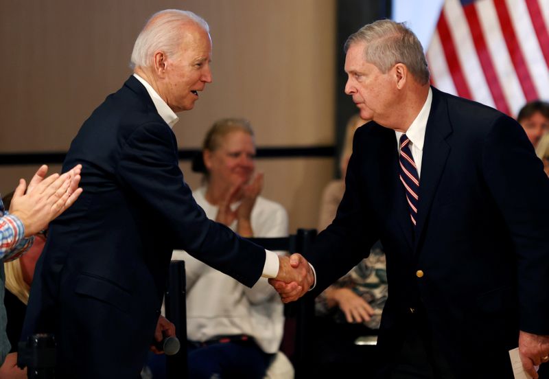 &copy; Reuters. FILE PHOTO: Democratic 2020 U.S. presidential candidate and former Vice President Joe Biden shakes hands with former Iowa Governor Tom Vilsack during a campaign event in Newton