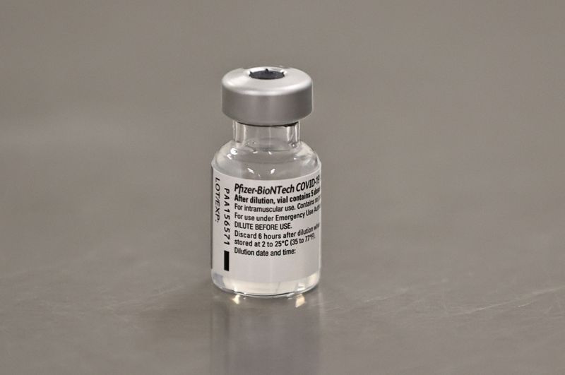 &copy; Reuters. FILE PHOTO: A phial of the Pfizer/BioNTech COVID-19 vaccine is seen ahead of being administered at the Royal Victoria Hospital in Belfast