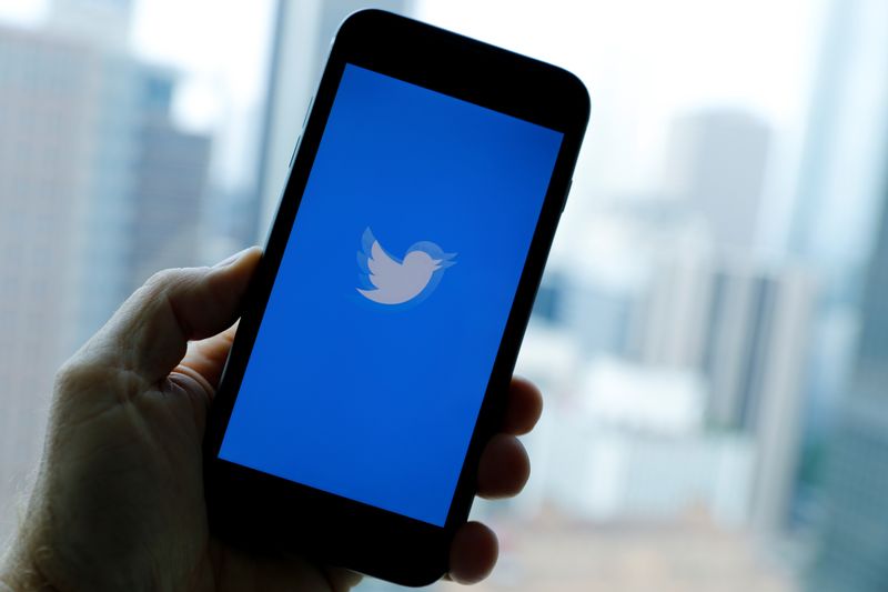 © Reuters. Aplicativo do Twitter em celular