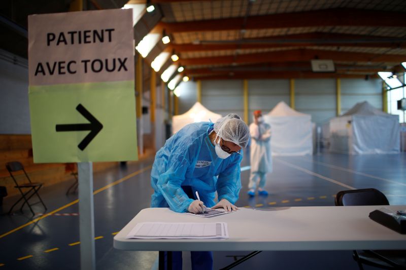 &copy; Reuters. CORONAVIRUS: LA FRANCE RECENCE 14.595 NOUVEAUX CAS EN 24 HEURES