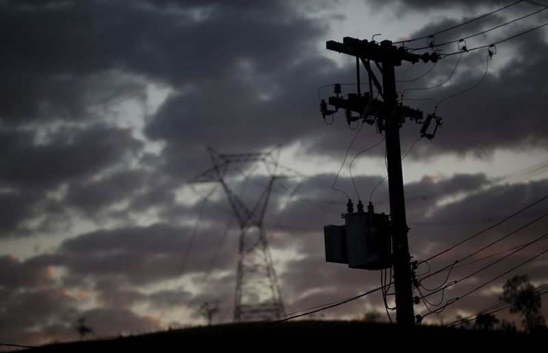 &copy; Reuters. Linhas de transmissão e distribuição de energia