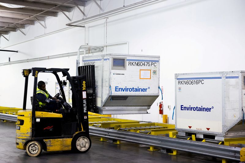 &copy; Reuters. FILE PHOTO: U.S. airlines say vaccine cargo could help restart passenger flights