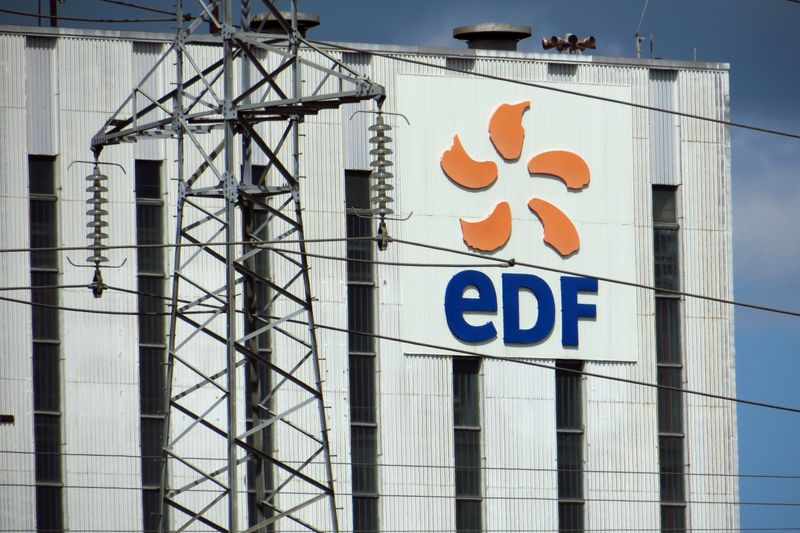 &copy; Reuters. FILE PHOTO: Electrical power pylons of high-tension electricity power lines are seen next to the EDF power plant in Bouchain