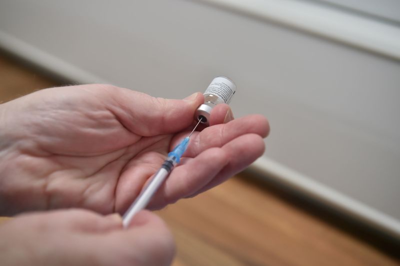 &copy; Reuters. Dose de vacina da Pfizer/BioNTech para ser aplicada em Cardiff, no País de Gales