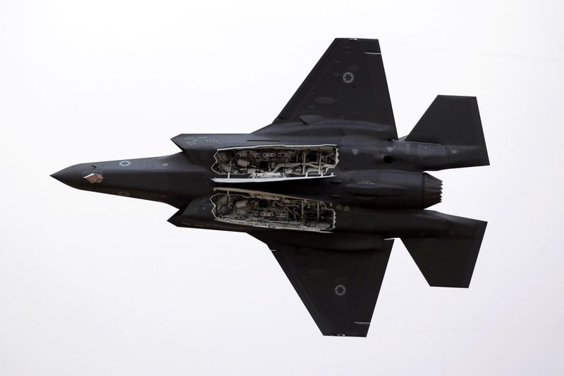 © Reuters. FILE PHOTO: An Israeli Air Force F-35 fighter jet flies during an aerial demonstration at a graduation ceremony for Israeli Air Force pilots at the Hatzerim air base in southern Israel