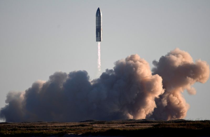 © Reuters. SpaceX launches its first super heavy-lift Starship SN8 rocket during a test from their facility in Boca Chica,Texas