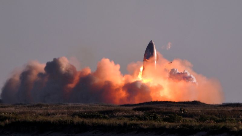 &copy; Reuters. SpaceX&apos;s first super heavy-lift Starship SN8 rocket explodes during a return-landing attempt after it launched from their facility on a test flight in Boca Chica, Texas