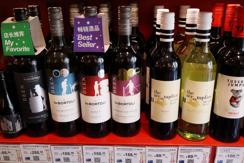 © Reuters. Bottles of Australian wine are seen at a store selling imported wine in Beijing