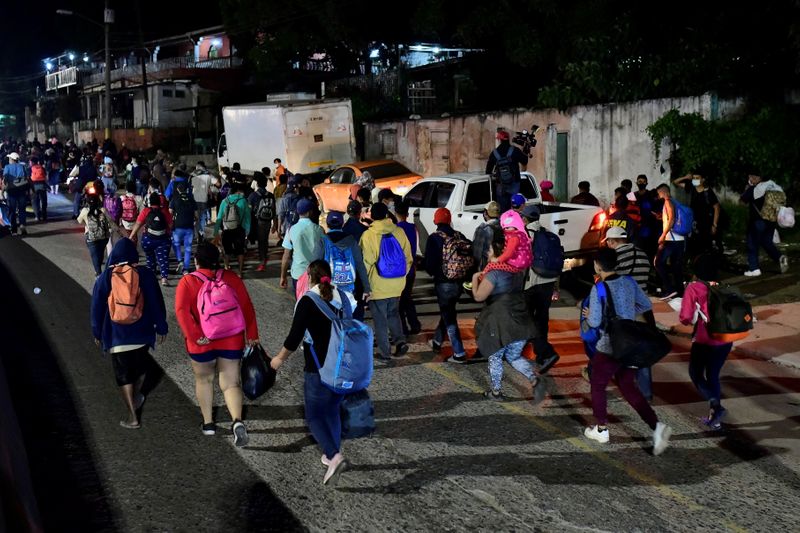 © Reuters. Hondurans take part in a new caravan of migrants, set to head to the United States, in San Pedro Sula