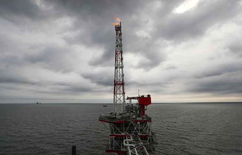 &copy; Reuters. A gas torch is seen at the Filanovskogo oil platform operated by Lukoil company in Caspian Sea