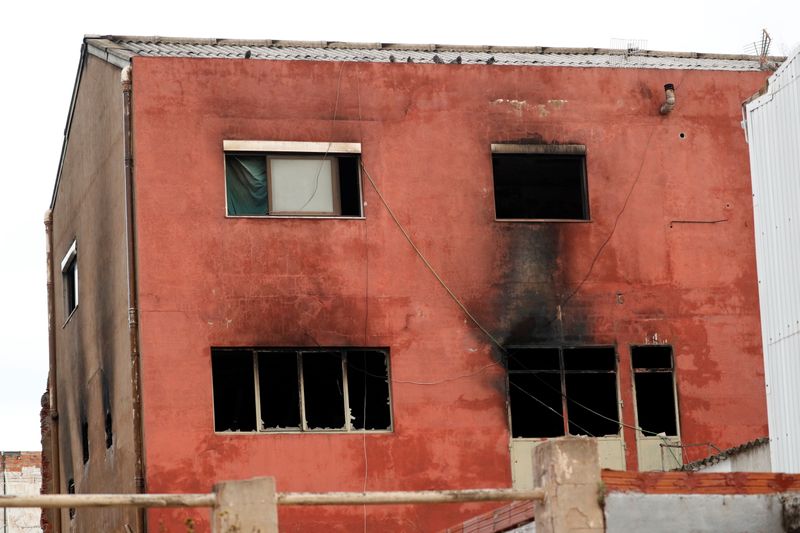 © Reuters. Fachada del edificio abandonado donde se produjo un incendio motal en Badalona