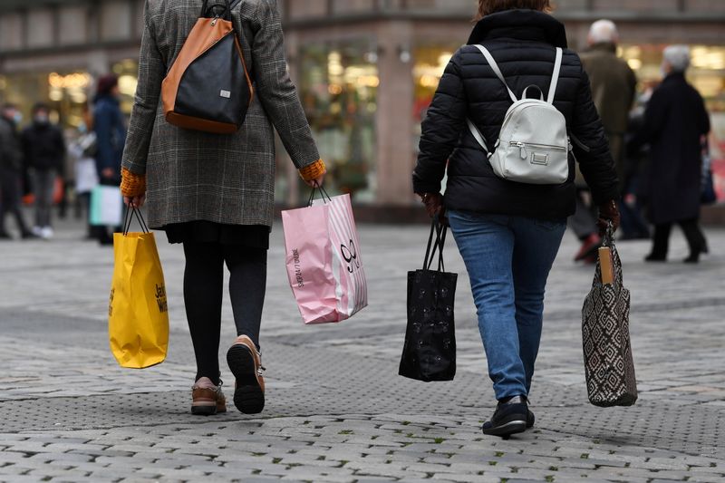 &copy; Reuters. FILE PHOTO: Women with shopping bags walk through the city center in Nuremberg