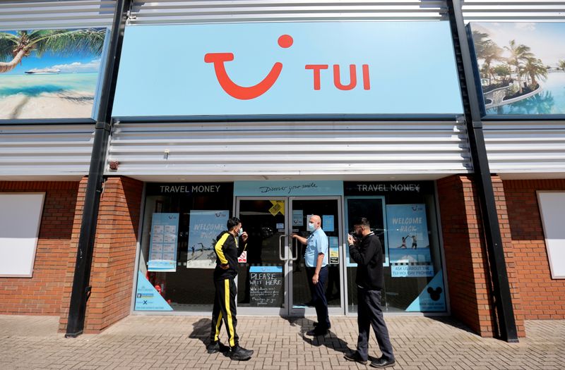 © Reuters. TOUCHÉ PAR LA PANDÉMIE, TUI ACCUSE UNE PERTE ANNUELLE DE 3 MILLIARDS D'EUROS