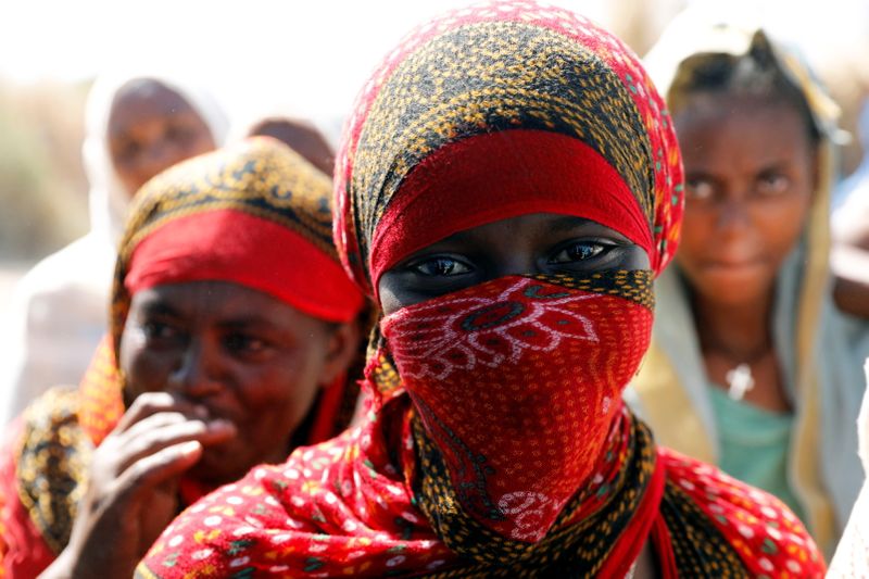 © Reuters. A woman is seen at the Um Rakuba refugee camp which houses Ethiopians fleeing the fighting in the Tigray region