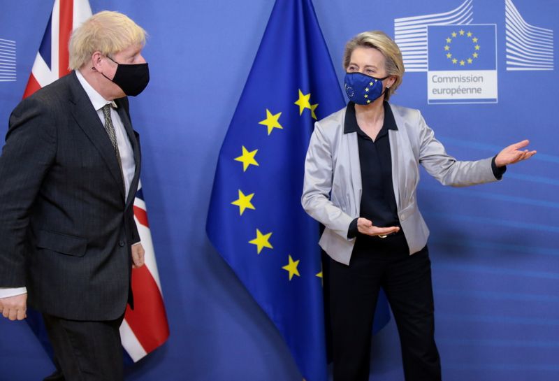 &copy; Reuters. Presidente da Comissão Europeia, Ursula von der Leyen, recebe o premiê britânico, Boris Johnson, em Bruxelas.
