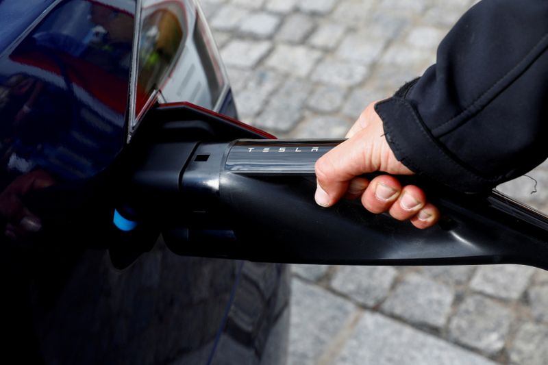 &copy; Reuters. FILE PHOTO: Tesla managers demonstrate V3 superchargers on German research campus in Berlin