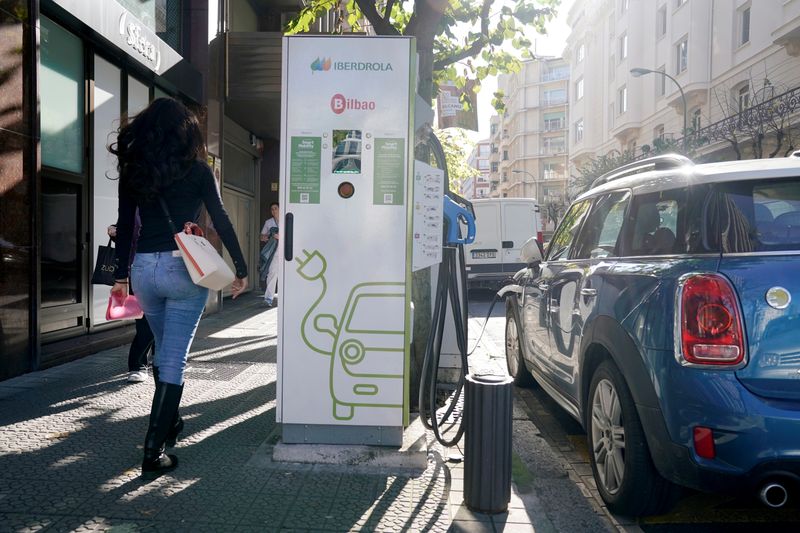 © Reuters. FILE PHOTO: An electric car is charged from an Iberdrola electric car charging station in central Bilbao