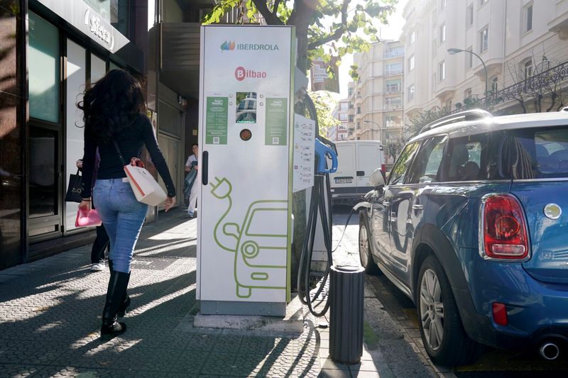 &copy; Reuters. FILE PHOTO: An electric car is charged from an Iberdrola electric car charging station in central Bilbao